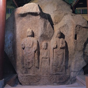 동문리 마애삼존불입상